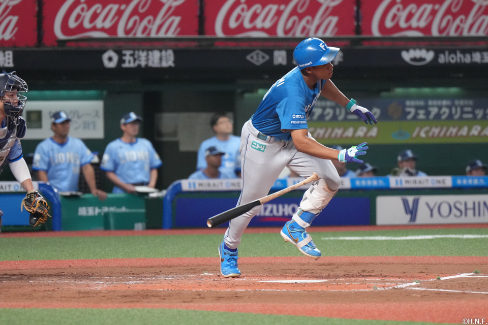 2回表、センターへヒットを放つ万波選手