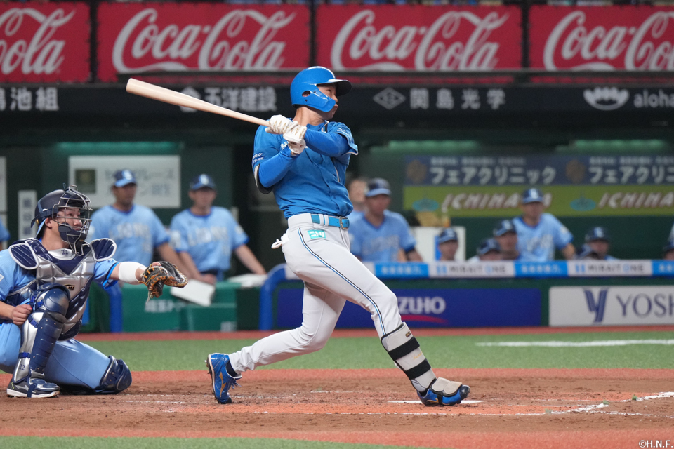 3回表、ライトへ本塁打を放つ石井選手01