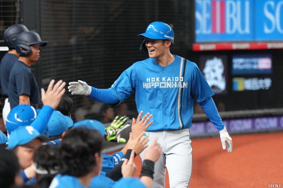 3回表、ライトへ本塁打を放つ石井選手02