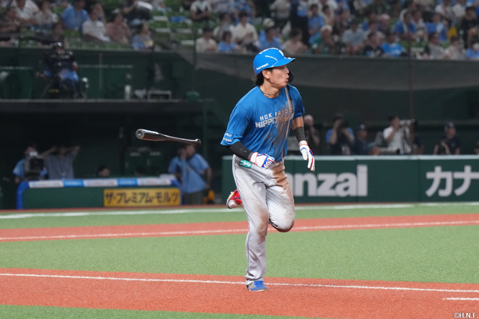 6回表、センターへヒットを放った野村選手