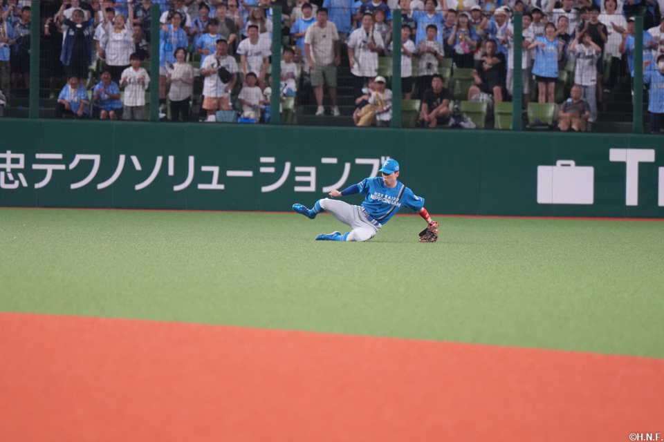 7回裏、好守をみせる五十幡選手