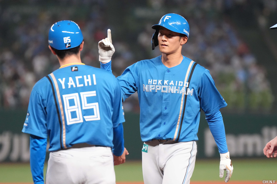 2回表、ライトへヒットを放つ石井選手02