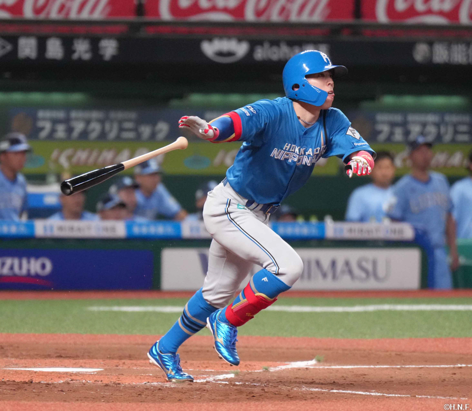 3回表、先制の適時三塁打を放つ五十幡選手01