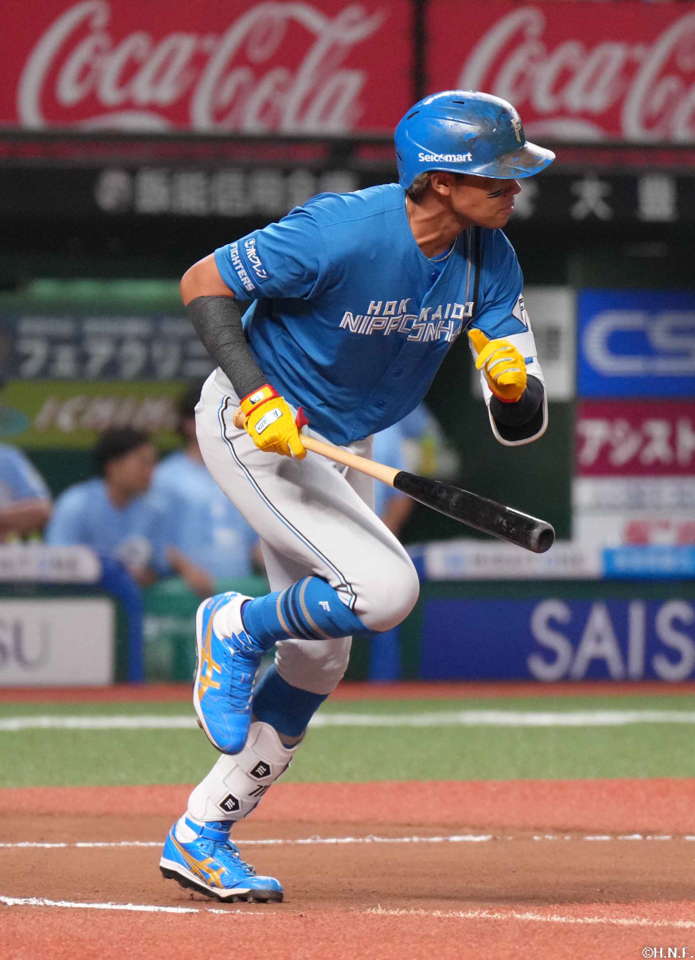 6回表、センターへヒットを放つ水谷選手