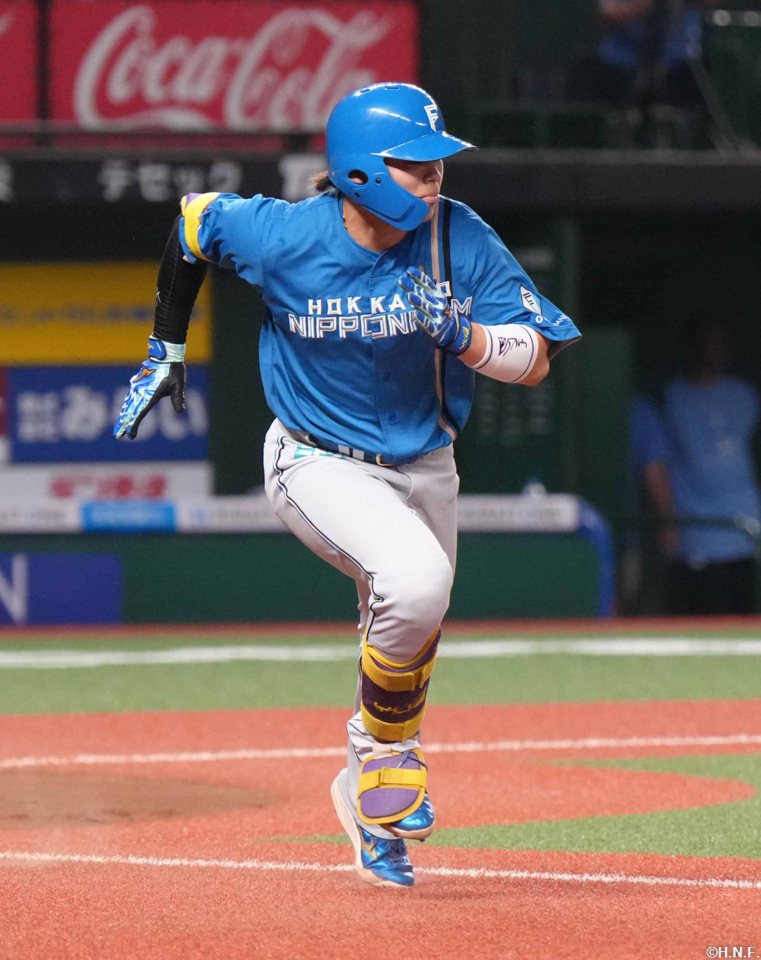 7回表、レフトへヒットを放った田宮選手