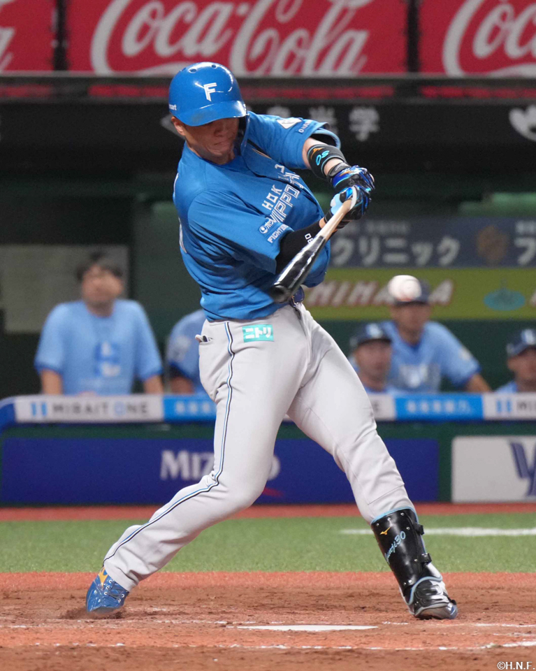 8回表、ライトへヒットを放つ郡司選手