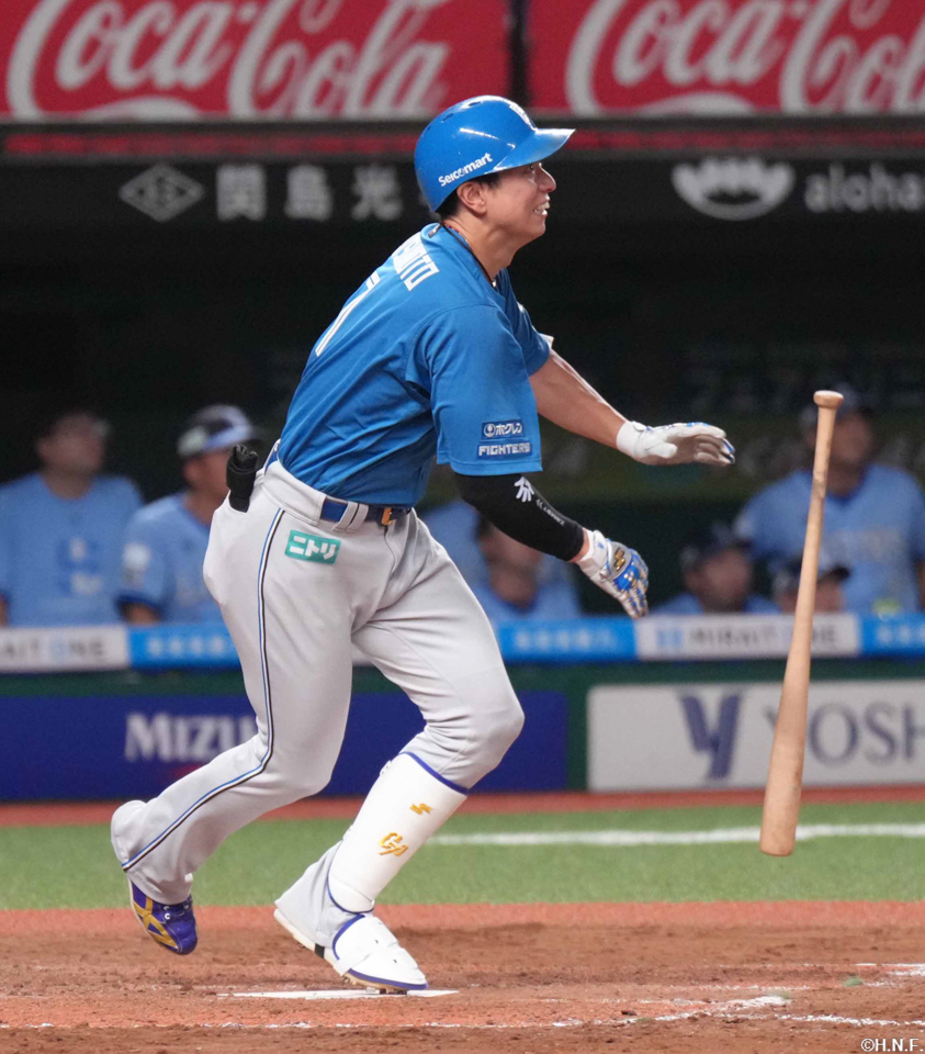 9回表、センターへヒットを放つ松本剛選手
