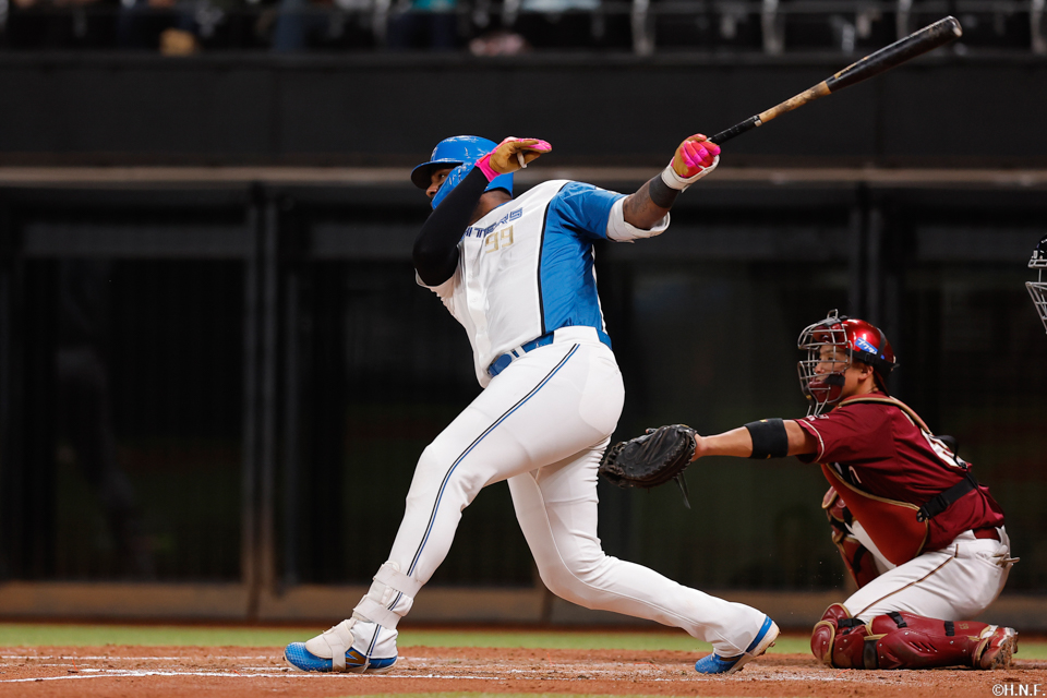 4回裏、センターへヒットを放つレイエス選手