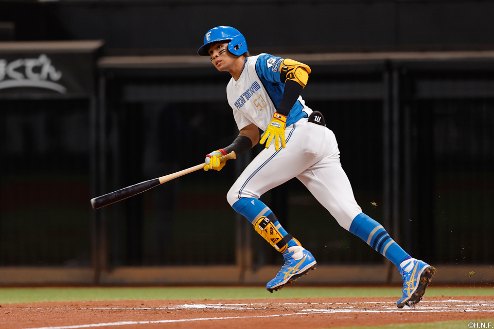 6回裏、レフトへ先制の適時二塁打を放つ水谷選手02