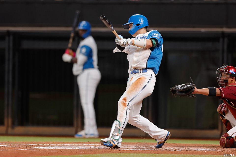 6回裏、レフトへ二塁打を放つ郡司選手