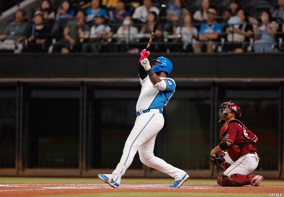 6回裏、2ランを放つレイエス選手01