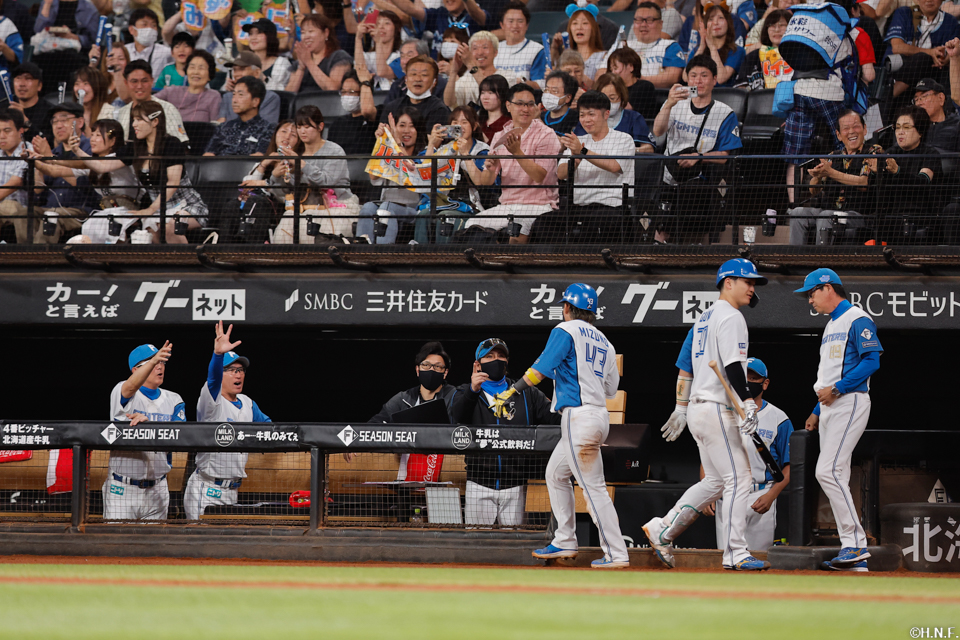 6回裏、2ランを放つレイエス選手02