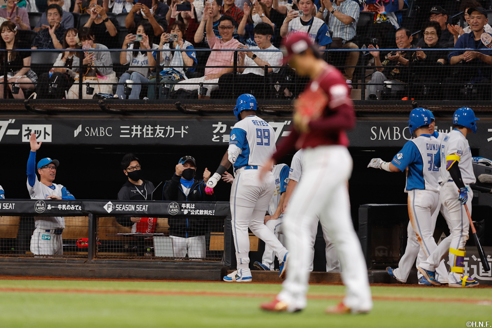 6回裏、2ランを放つレイエス選手03