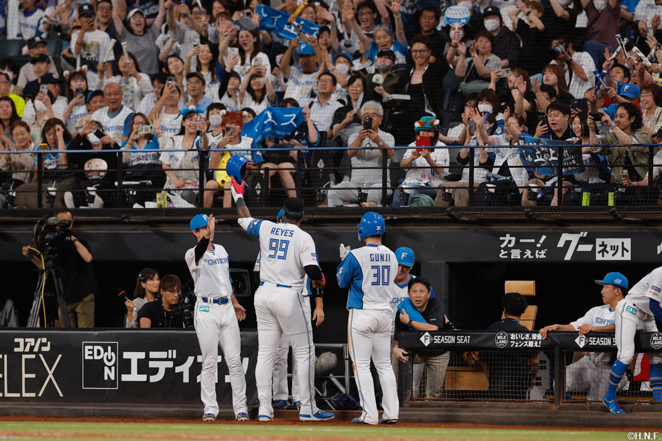 6回裏、2ランを放つレイエス選手04