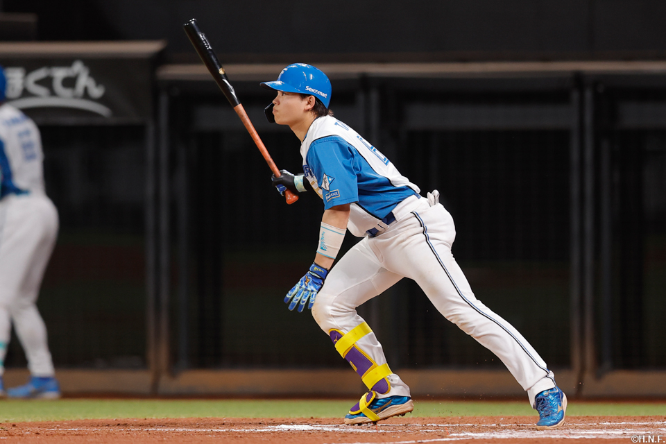 6回裏、ライトへヒットを放つ田宮選手