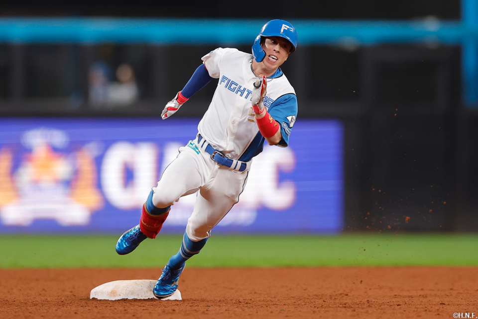 7回裏、センターへ三塁打を放った五十幡選手01