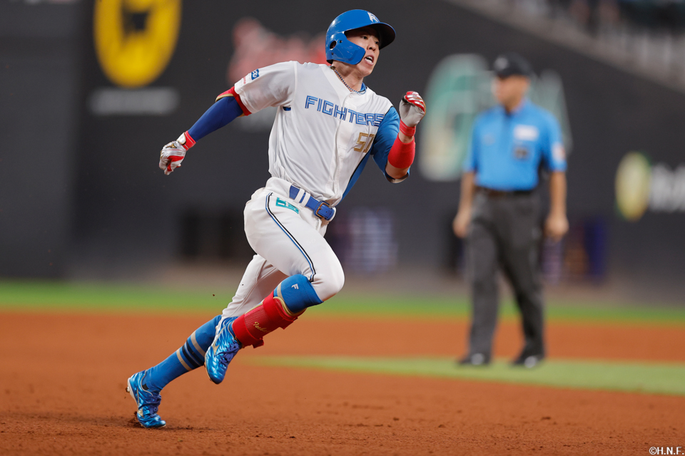 7回裏、センターへ三塁打を放った五十幡選手02