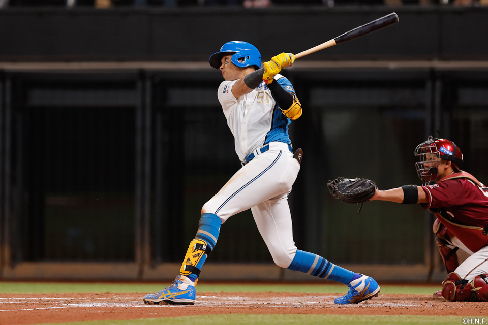 7回裏、センターへ犠飛を放つ水谷選手01