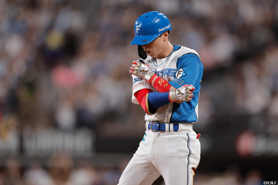 7回裏、センターへ三塁打を放った五十幡選手04