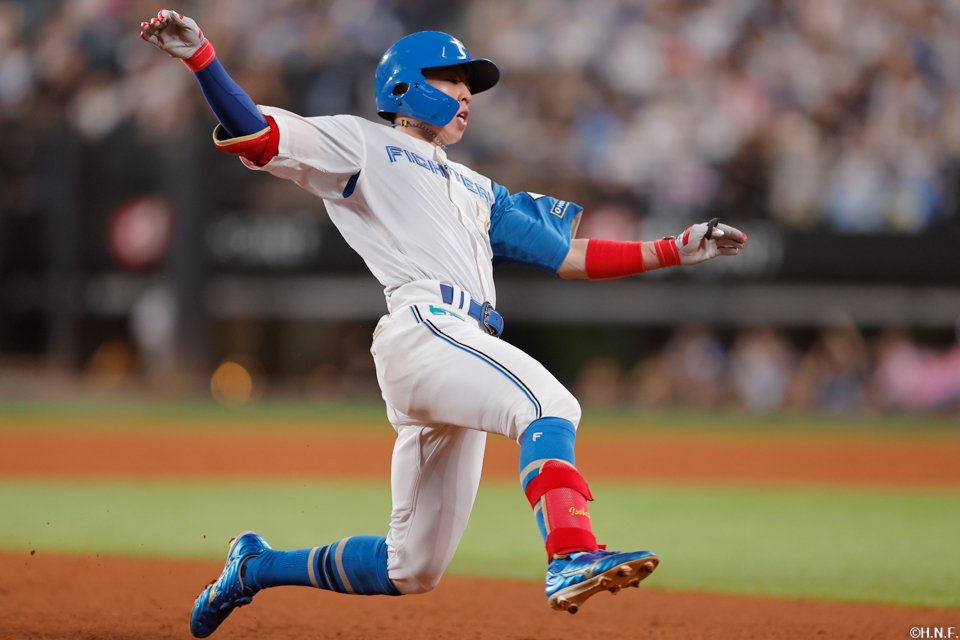 7回裏、センターへ三塁打を放った五十幡選手03