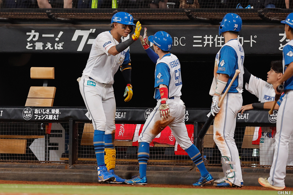 7回裏、センターへ犠飛を放つ水谷選手02