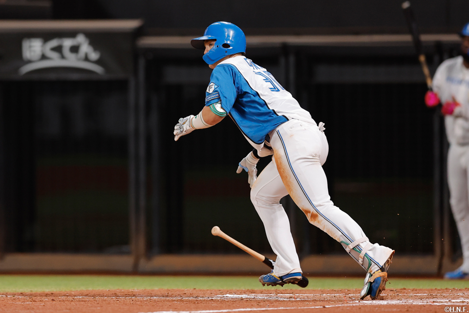 8回裏、レフトへヒットを放つ郡司選手