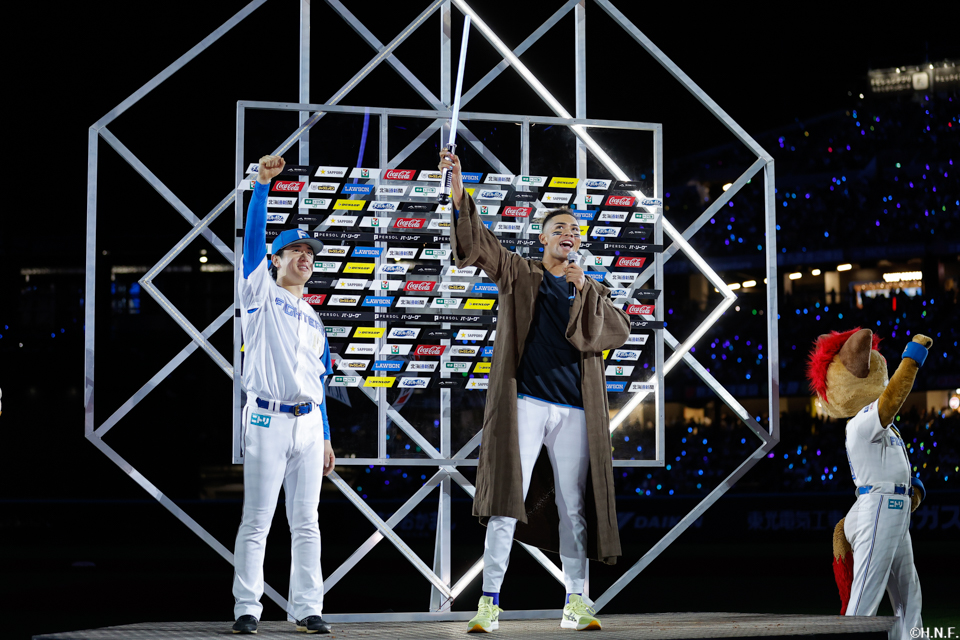 ヒーローの北山投手、水谷選手01