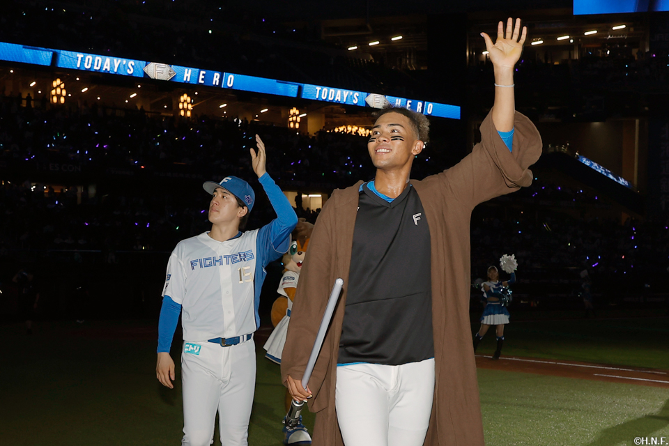 ヒーローの北山投手、水谷選手04