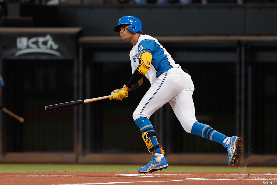 1回裏、レフトへ二塁打を放つ水谷選手