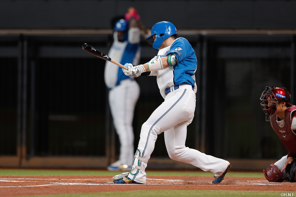 1回裏、レフトへ同点の適時二塁打を放つ郡司選手