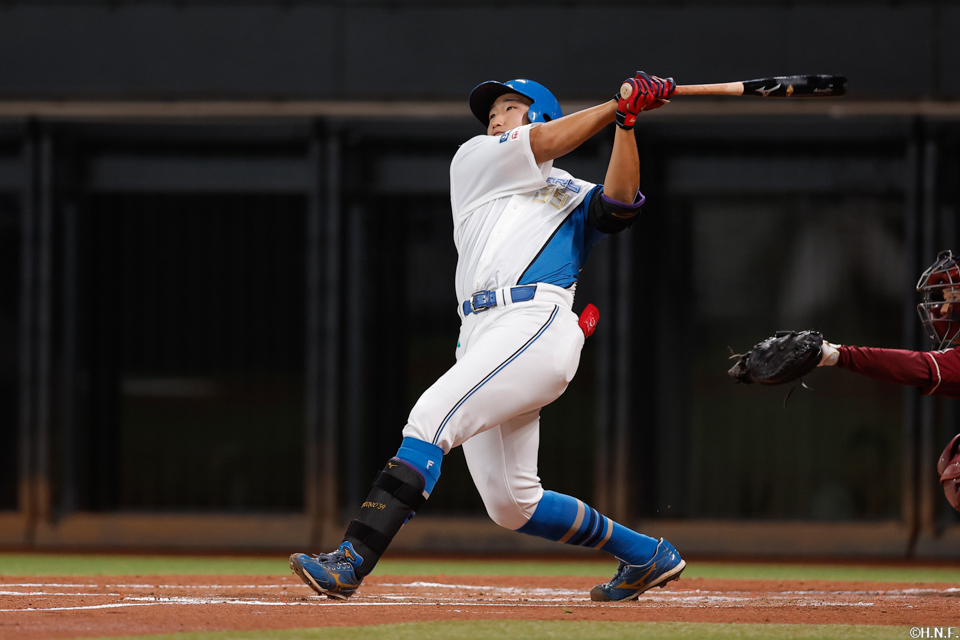 1回裏、レフトへ勝ち越しの犠飛を放つ有薗選手01