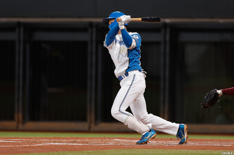 2回裏、センターへヒットを放つ山縣選手