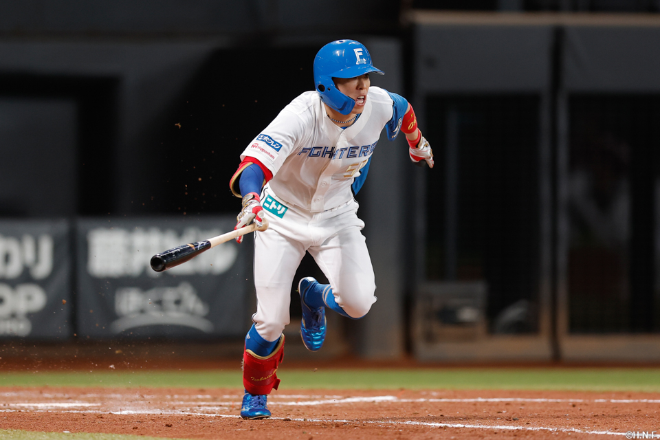 5回裏、ライトへヒットを放つ五十幡選手
