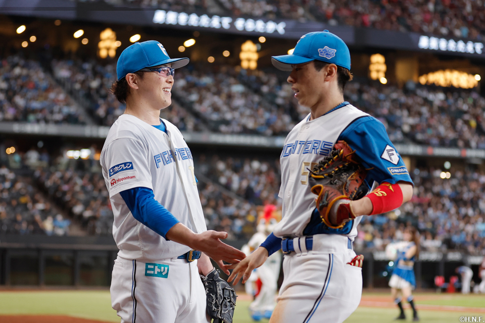 7回表、ピンチを抑えた生田目投手と五十幡選手