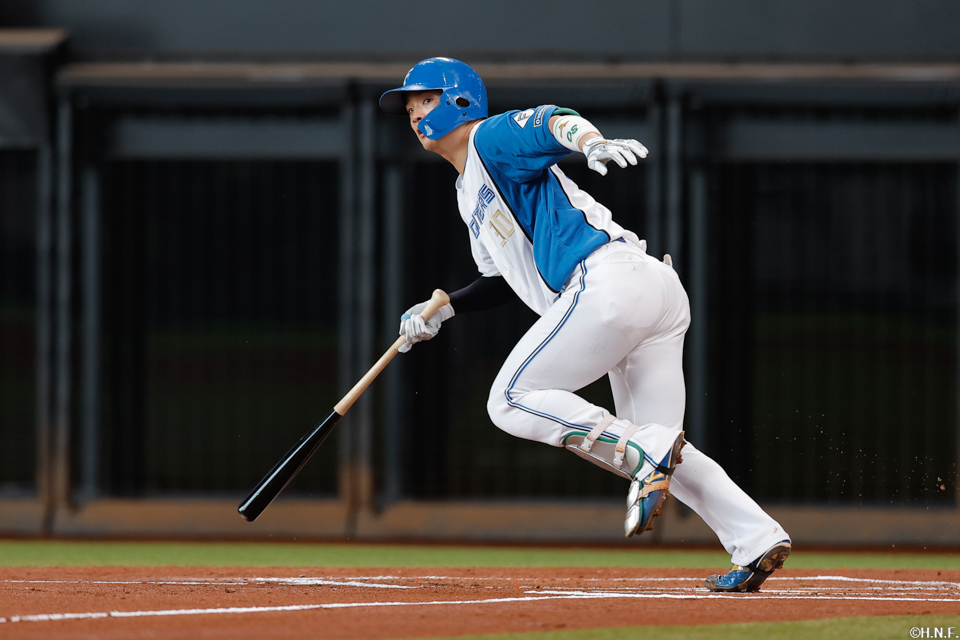 1回裏、サードへ内野安打を放つ郡司選手