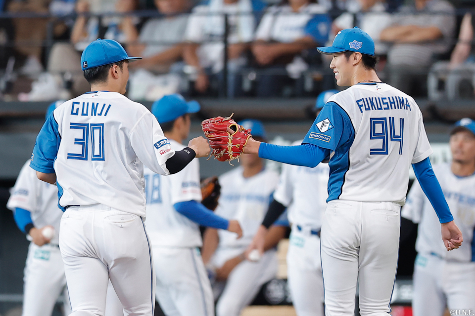 2回表を抑えた福島投手と郡司選手