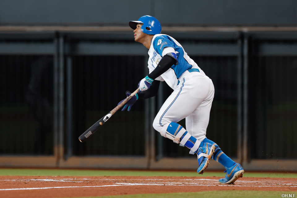 3回裏、ライトへヒットを放つ万波選手