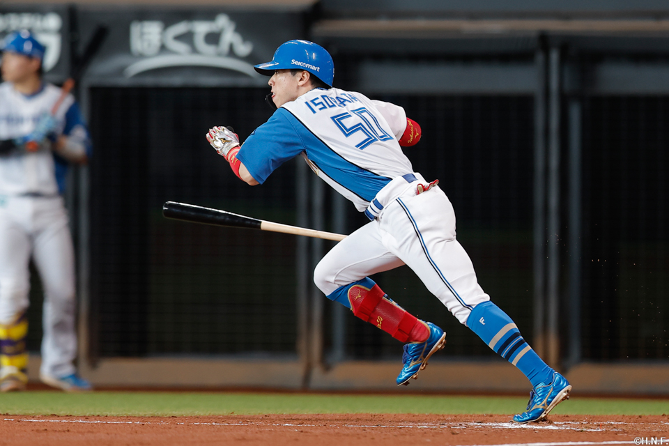 3回裏、ライトへヒットを放つ五十幡選手