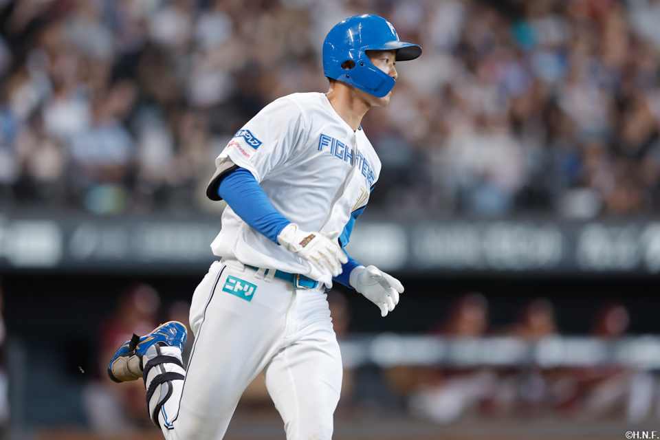 5回裏、センターへヒットを放った石井選手