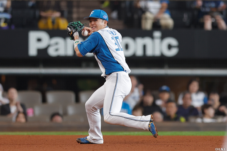6回表、三ゴロを捌く郡司選手
