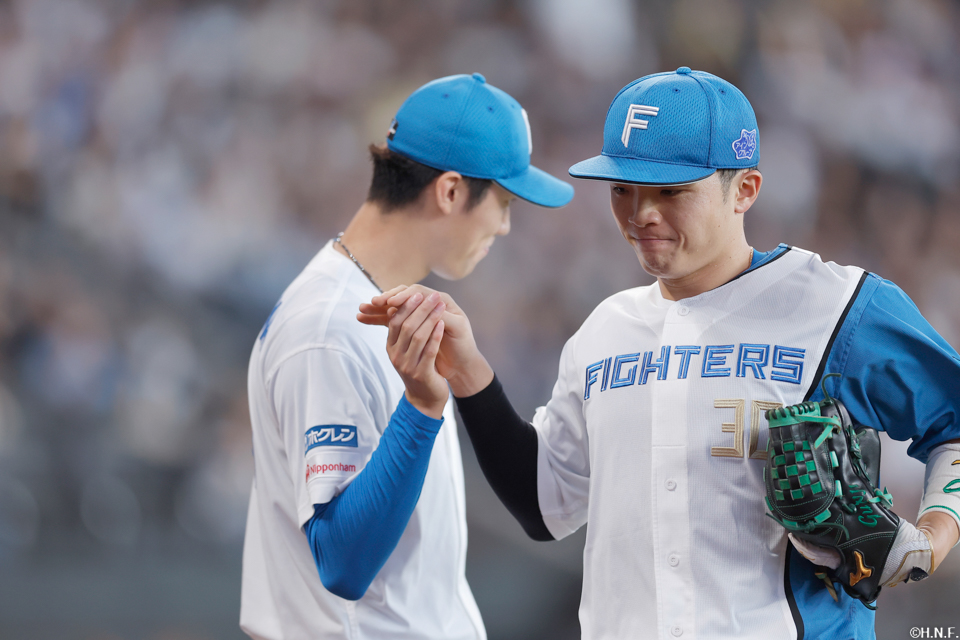 7回表、マウンドを降りる福島投手