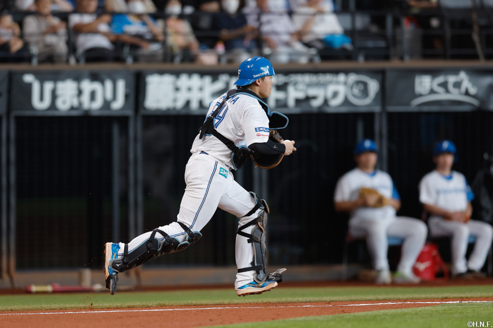 7回表、三塁走者をアウトにする田宮選手