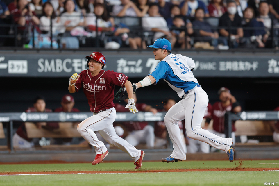 7回表、三塁走者をアウトにする郡司選手