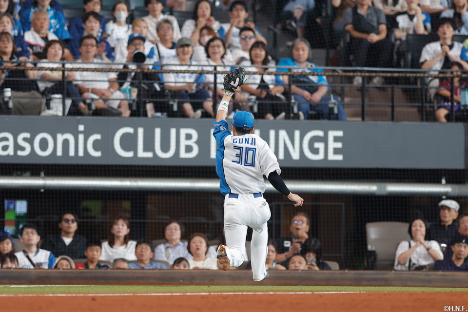 7回表、好守をみせる郡司選手