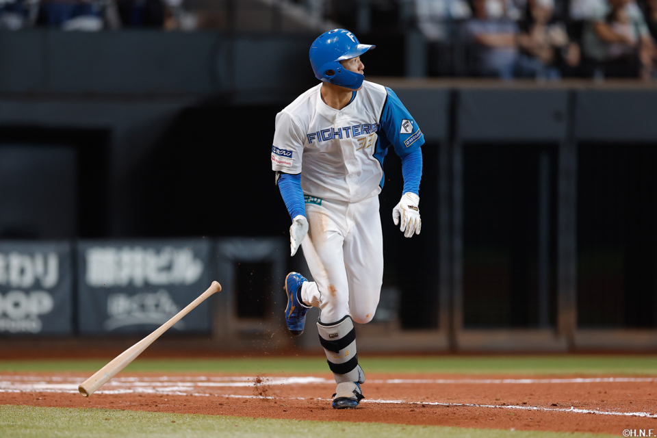 11回裏、センターへ二塁打を放つ石井選手01