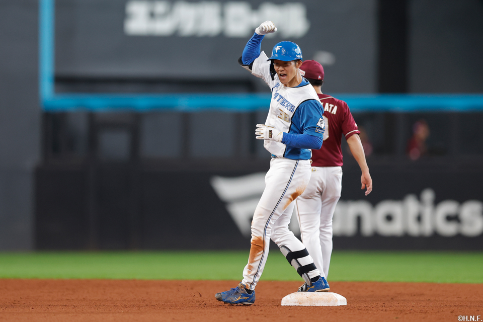 11回裏、センターへ二塁打を放つ石井選手02