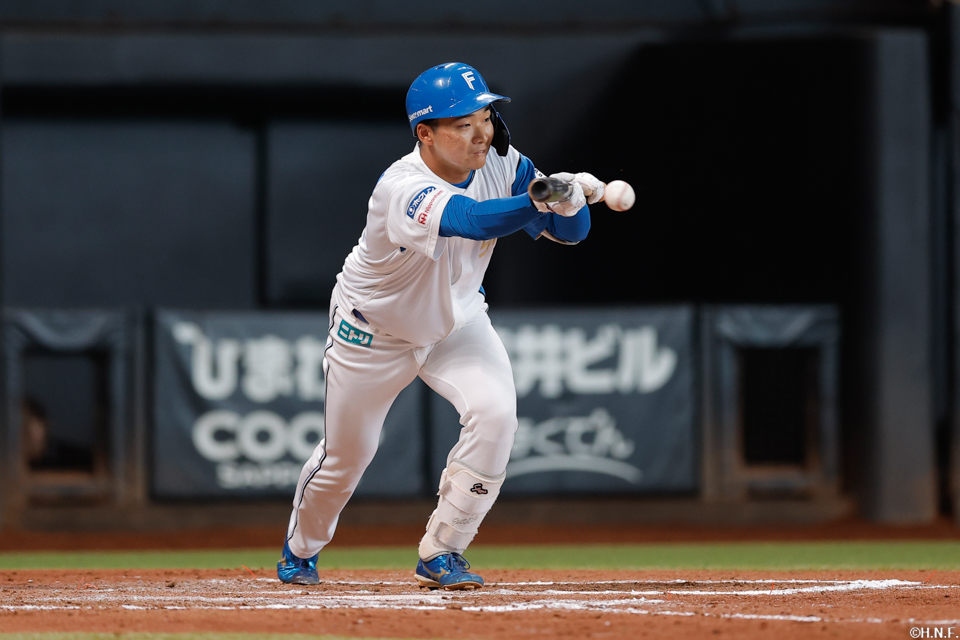 11回裏、犠打をきめる山縣選手01