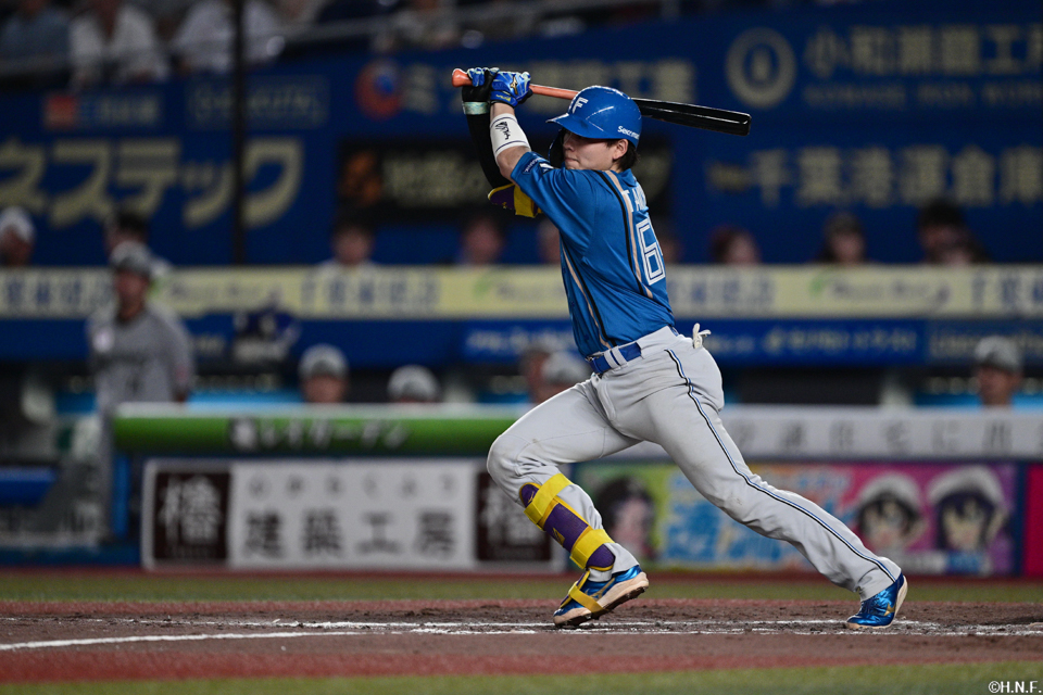 3回表、ライトへ2点適時三塁打を放つ田宮選手01