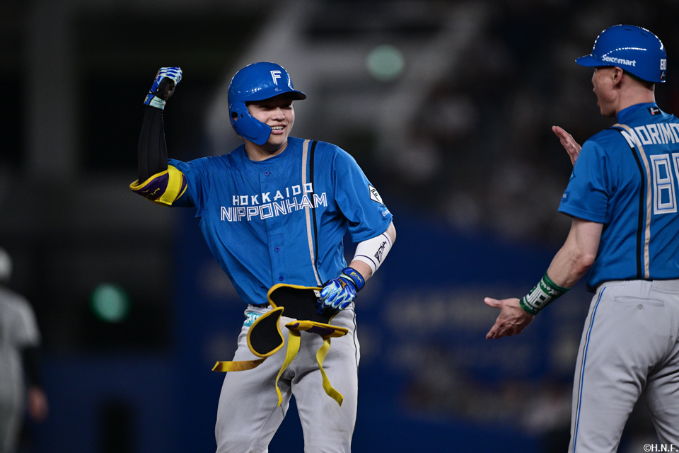 3回表、ライトへ2点適時三塁打を放つ田宮選手02