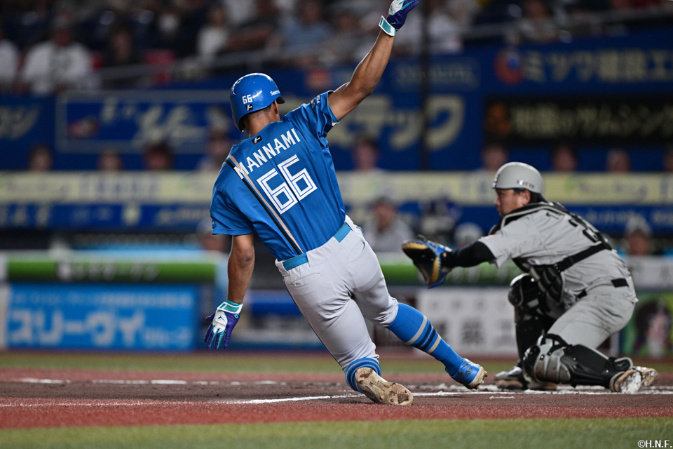 6回表、ダブルスチールで本塁に生還する万波選手01